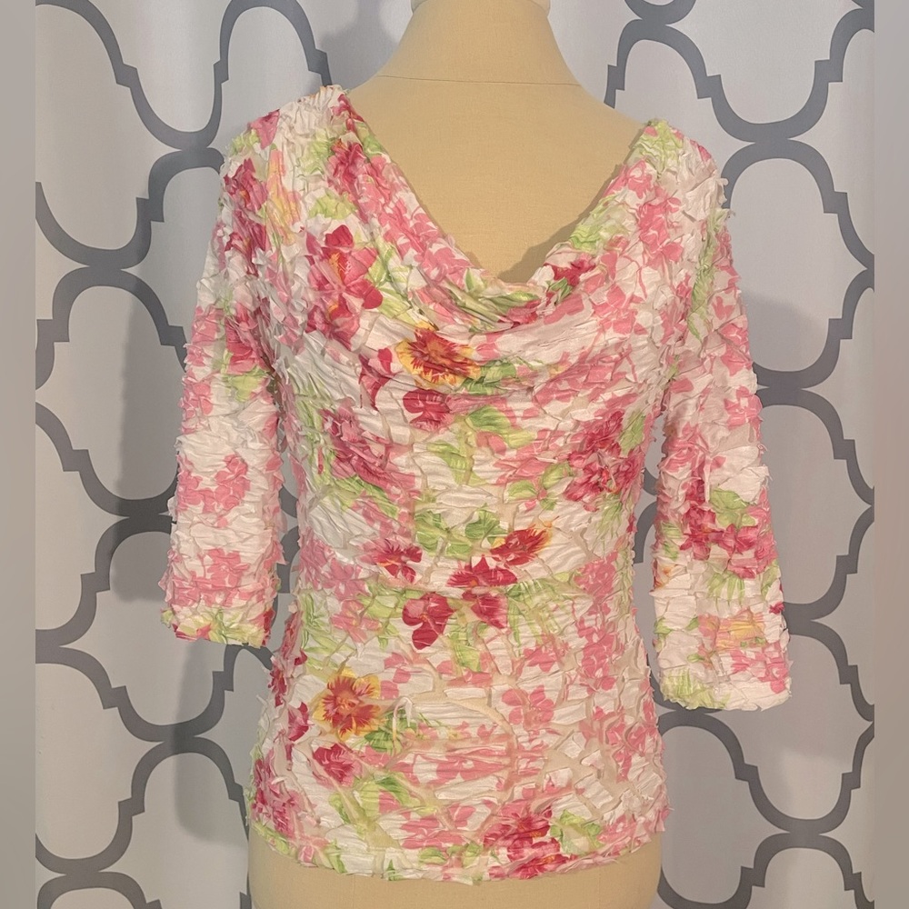 🤍 Karen Kane floral blouse with three-quarter length sleeves🤍